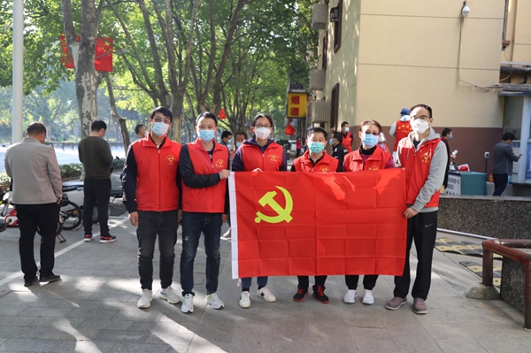 郑州基地党员职工参加社区全员核酸检测志愿服务.jpg